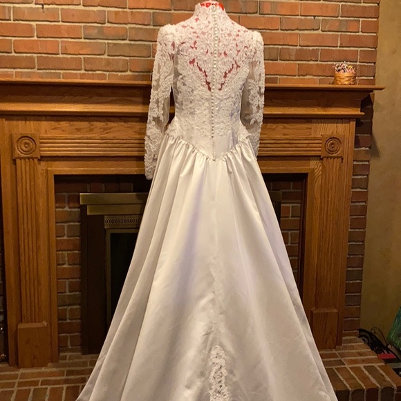 EUC sz L Vintage ivory satin wedding gown - Host Pick - Picture 5 of 13